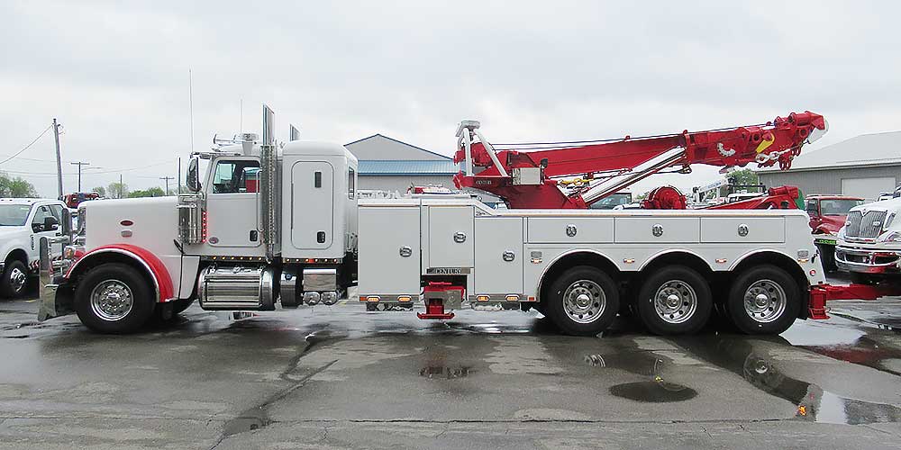 2021 Century 1140 40 Ton Wrecker, Peterbilt 389 w/44